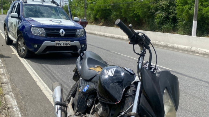 CERCO ELETRÔNICO: OLHO VIVO IDENTIFICA MOTO ROUBADA E MOTORISTA É CONDUZIDO