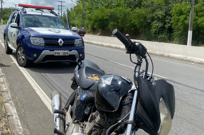 CERCO ELETRÔNICO: OLHO VIVO IDENTIFICA MOTO ROUBADA E MOTORISTA É CONDUZIDO CERCO ELETRÔNICO: OLHO VIVO IDENTIFICA MOTO ROUBADA E MOTORISTA É CONDUZIDO