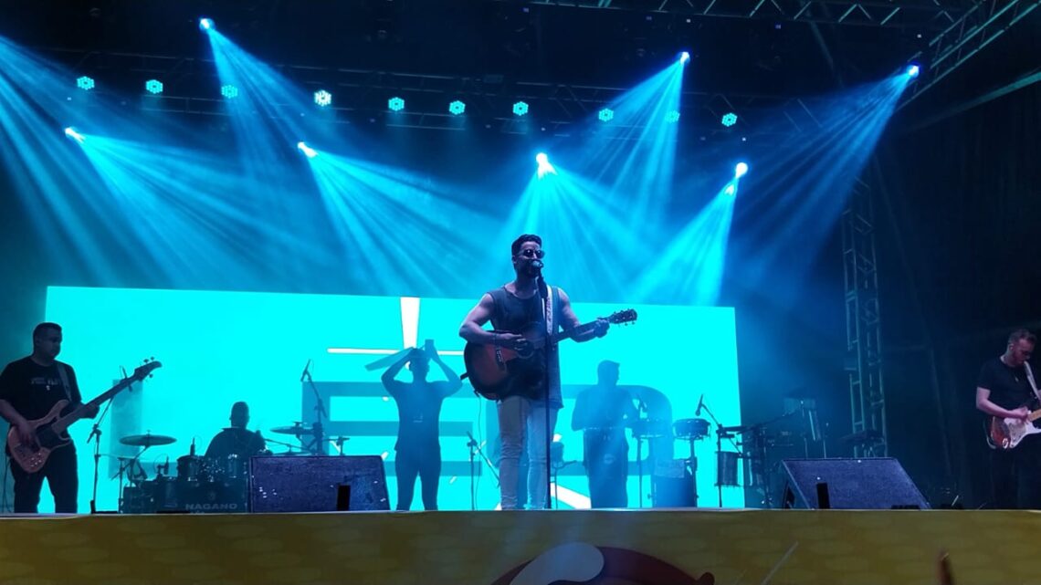 Leo Lima levanta milhares de fãs para praça de Jacaraípe na Serra-ES Leo Lima levanta milhares de fãs para praça de Jacaraípe na Serra-ES