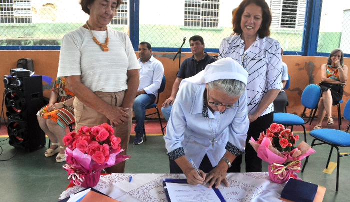 CERIMÔNIA MARCA ENTREGA DAS CHAVES DA ESCOLA MUNICIPAL SAGRADO CORAÇÃO À PREFEITURA DE RESENDE