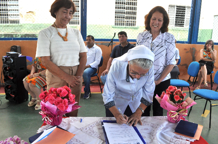 CERIMÔNIA MARCA ENTREGA DAS CHAVES DA ESCOLA MUNICIPAL SAGRADO CORAÇÃO À PREFEITURA DE RESENDE