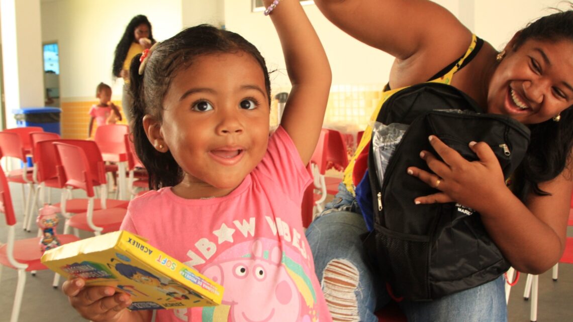 Prefeitura de Maricá distribui kits escolares em escola do Boqueirão Prefeitura de Maricá distribui kits escolares em escola do Boqueirão