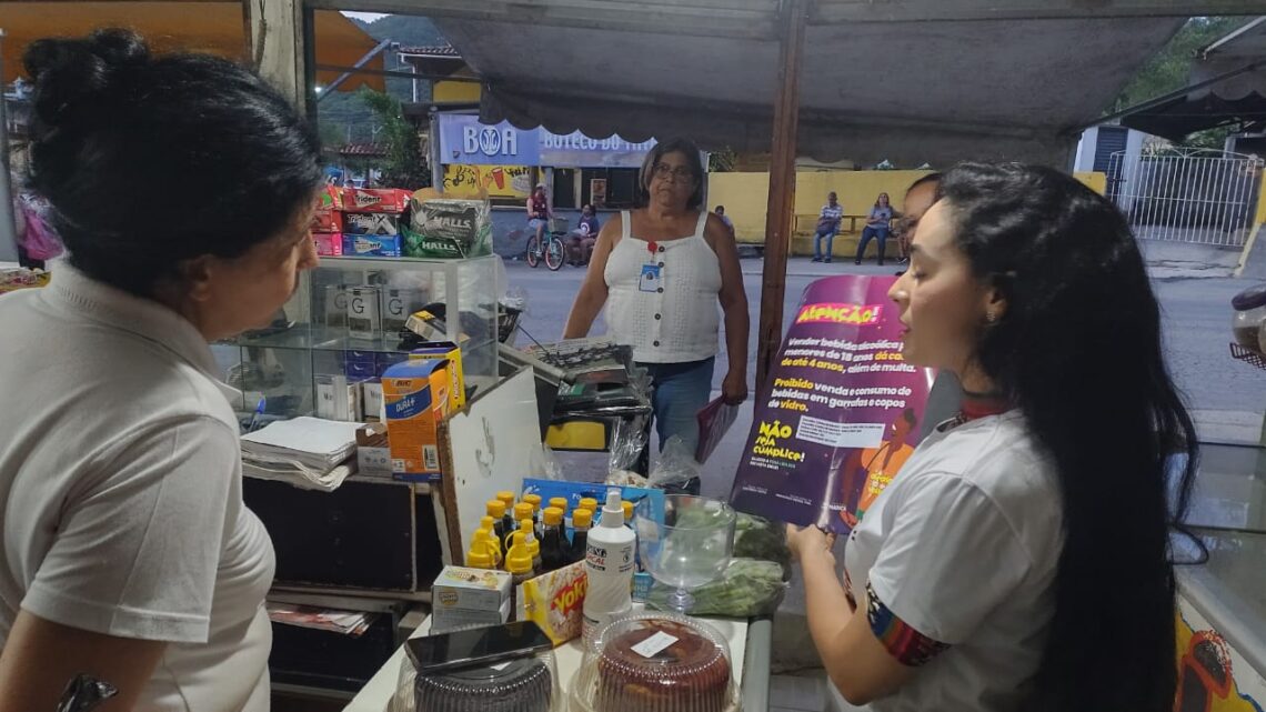 Assistência Social e Conselho Tutelar fazem campanha contra venda de bebidas alcoólicas para menores de 18 anos Assistência Social e Conselho Tutelar fazem campanha contra venda de bebidas alcoólicas para menores de 18 anos