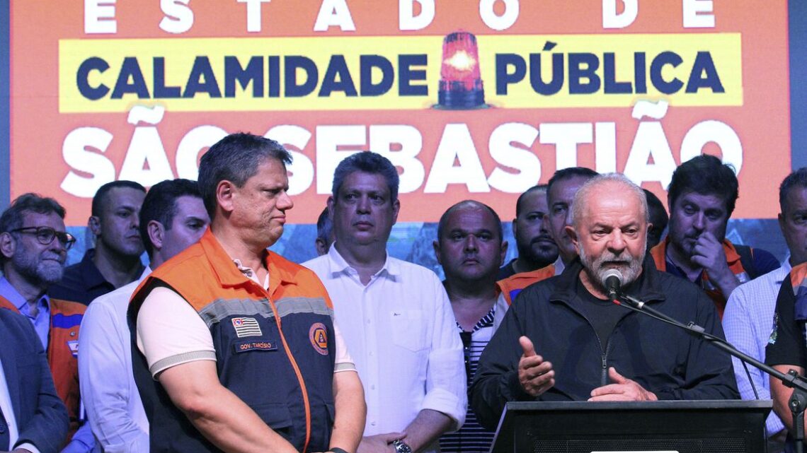 Em São Sebastião, Lula promete reconstrução de casas em áreas seguras