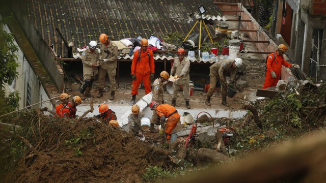 Mulher morre soterrada durante chuva no Engenho Pequeno, em São Gonçalo