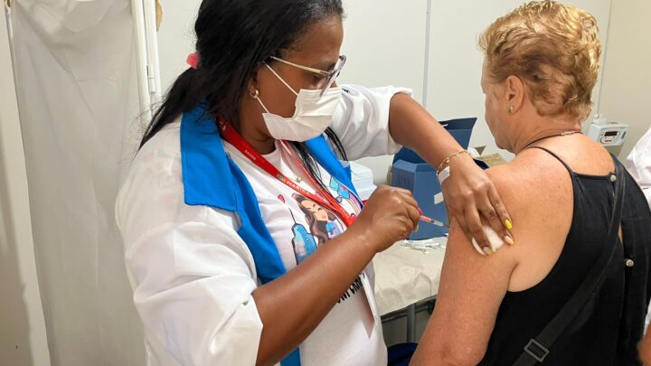 Maricá passa a aplicar reforço com vacina bivalente em pessoas entre 60 e 69 anos