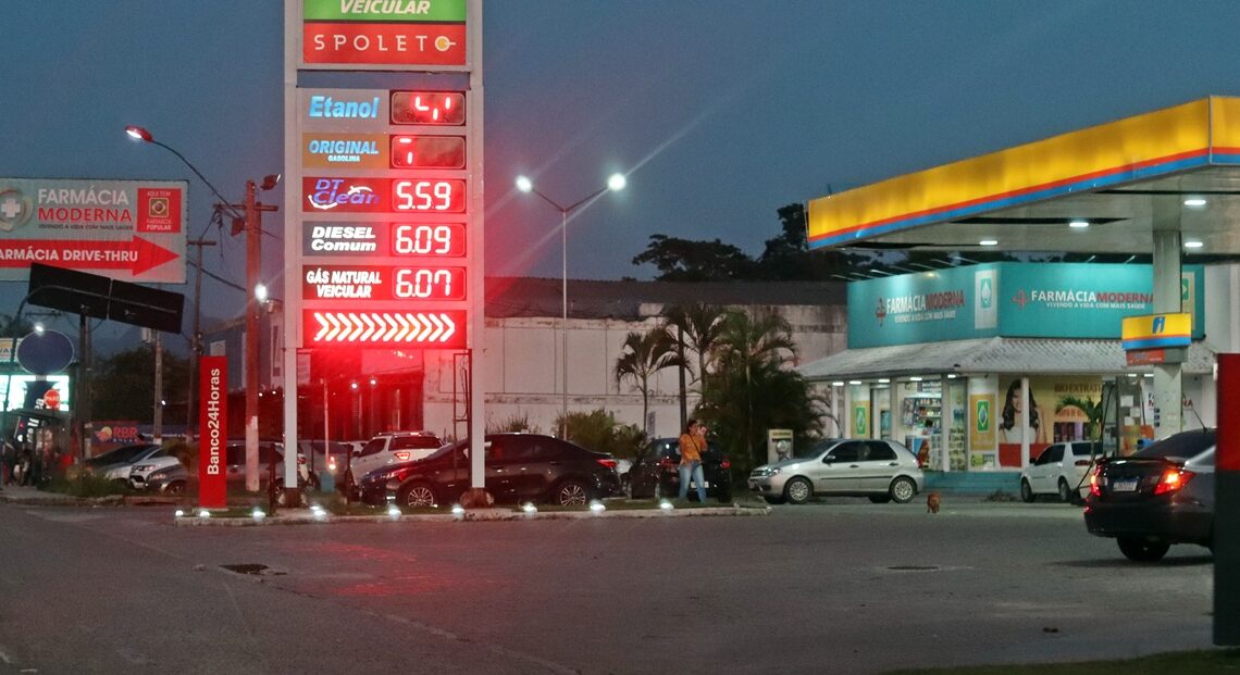 Maricá: Gasolina sobe em média R$0,40 após volta de impostos