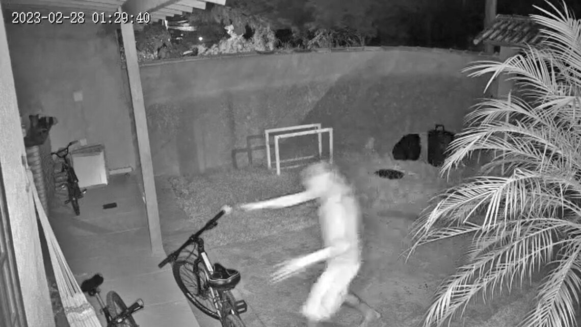 Criminoso invade residência e furta bicicleta, câmera registra ação