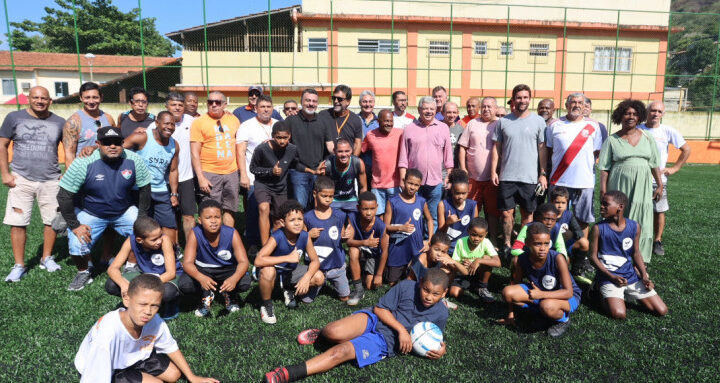 Comunidade da Grota ganha campo de futebol sintético