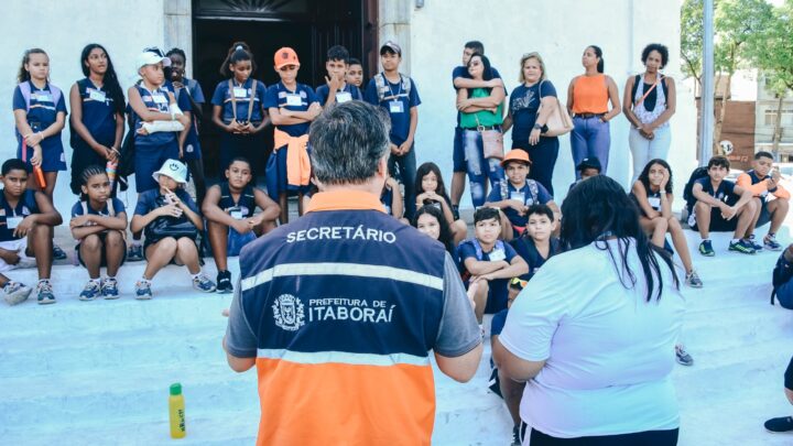 Alunos da rede municipal participam da retomada das visitas guiadas pelo Centro Histórico de Itaboraí