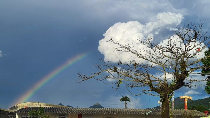 Maricá com céu nublado a parcialmente nublado e sem chuva
