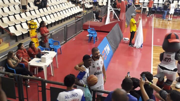 Secretaria de Esporte de Maricá leva 20 alunos para assistir a uma partida oficial de basquete
