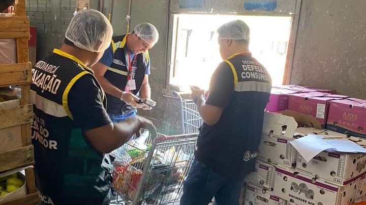 Defesa do Consumidor descarta mais de 140 quilos de alimentos de mercado em Inoã