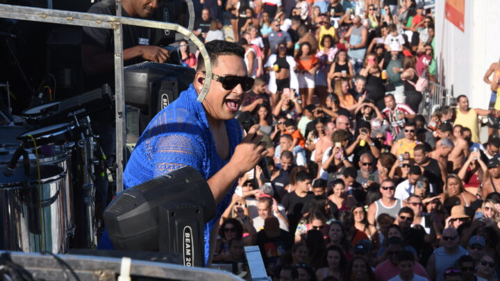 Maricá 209 Anos: Chiclete com Banana e Xanddy Harmonia arrastam multidão na orla de Itaipuaçu