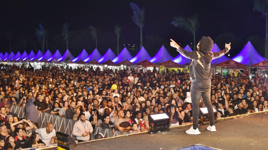 Maricá 209 anos: público vibra com show do cantor gospel Thalles Roberto no Dia Municipal do Evangélico