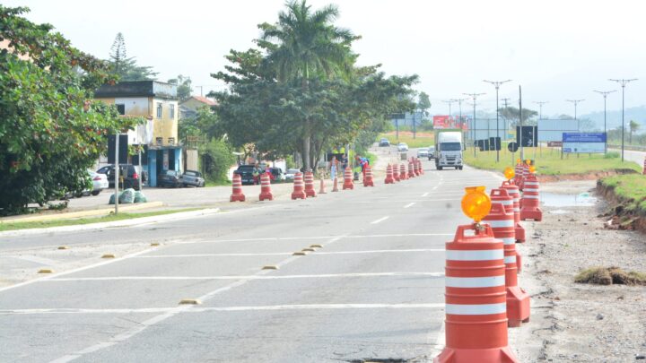 Prefeitura de Maricá bloqueia retorno da RJ-106 para construção de viaduto