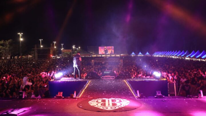 Belo canta para milhares de pessoas no aniversário de 209 anos de Maricá