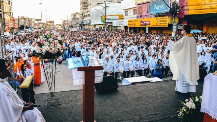 Milhares de fiéis participam da celebração de Corpus Christi na Avenida 22 de Maio