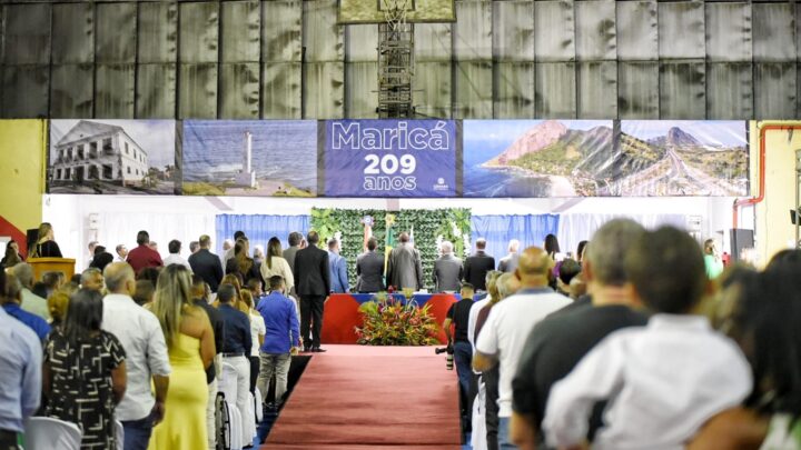 Prefeito Fabiano Horta recebe título de honra ao mérito em sessão solene pelos 209 anos de Maricá