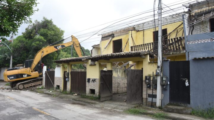 Prefeitura de Maricá demole 11 imóveis irregulares no Parque da Cidade