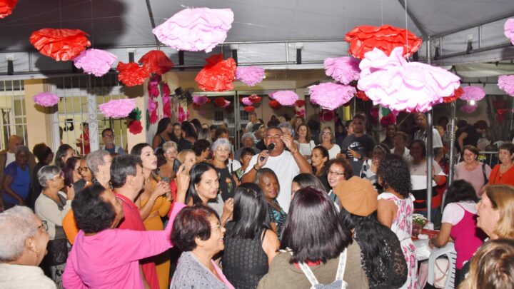 Baile do Dia das Mães reúne mais de 400 pessoas na Casa do Idoso