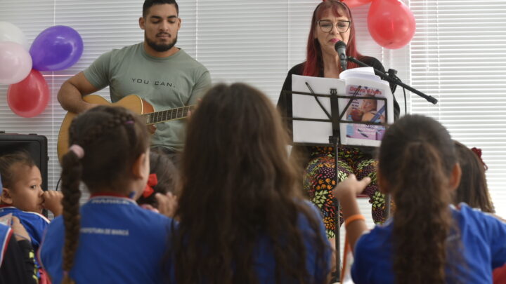 Cultura leva música e contação de história para alunos de Escola Municipal
