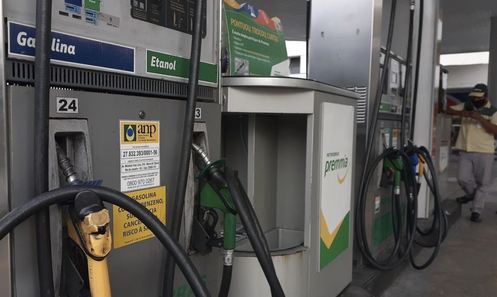 Posto de gasolina abre vagas para frentista com salário de R$ 1.795 na Serra