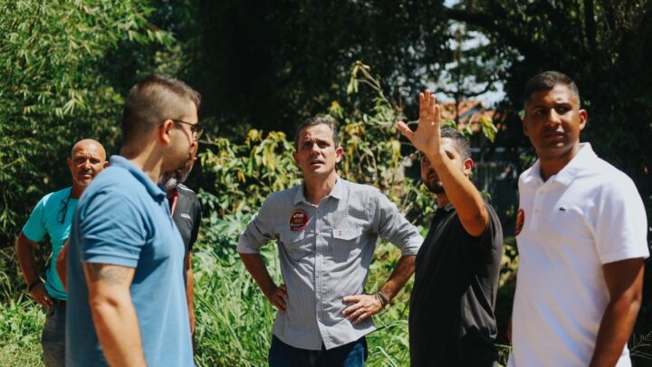 Prefeito vistoria limpeza do leito do rio Mumbuca