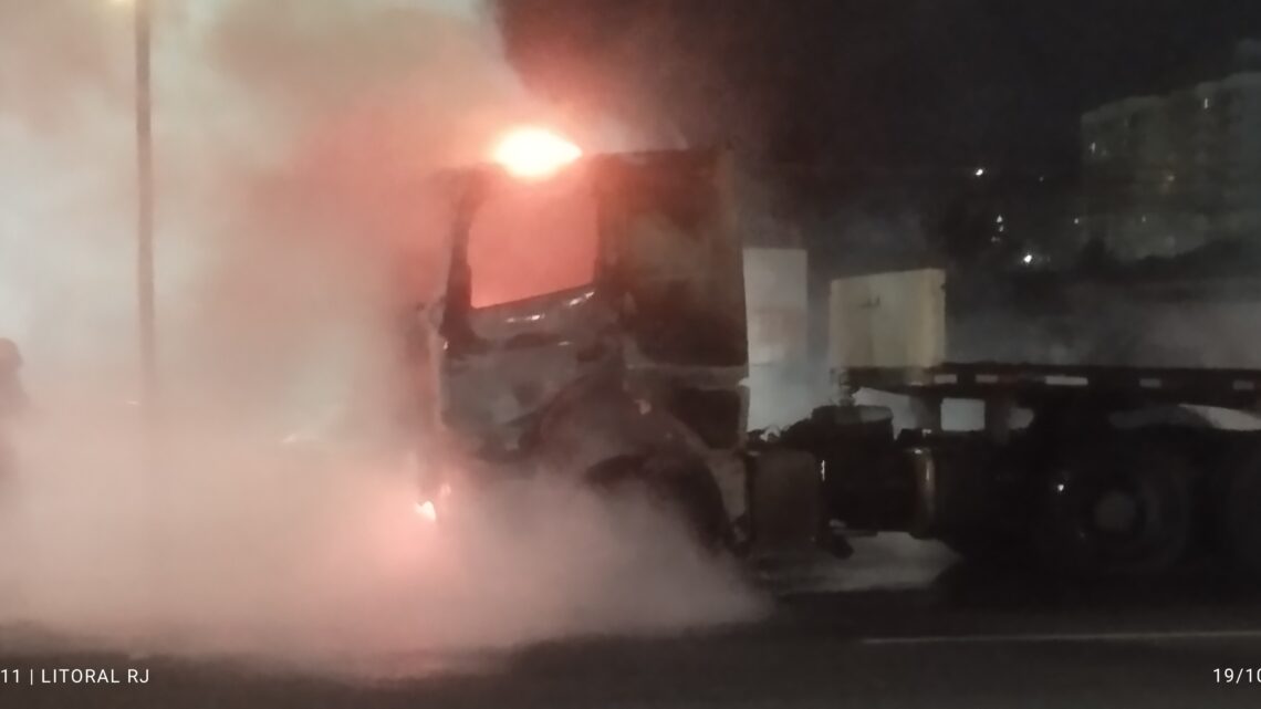 Carreta pega fogo na BR 101 em Colinas de Laranjeira – ES