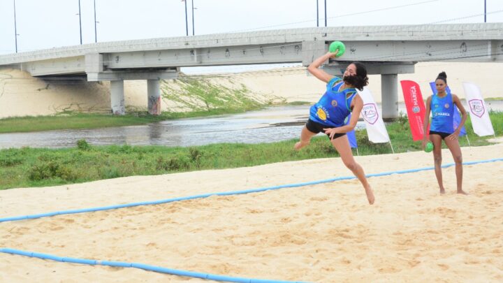 Seleção de handebol de praia treina em Maricá