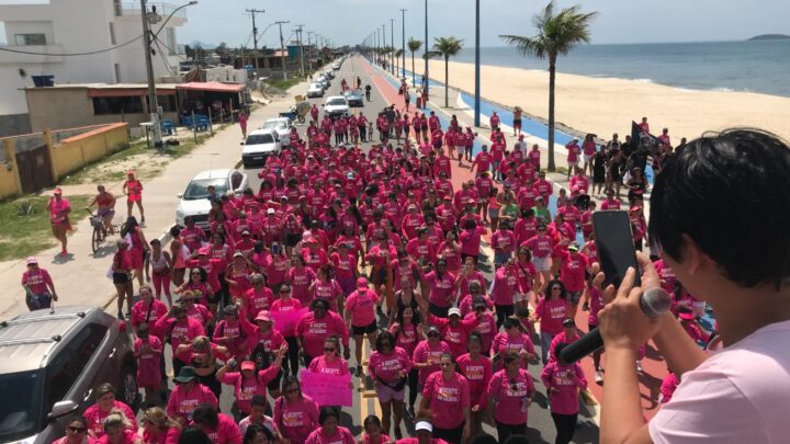 Caminhada do Outubro Rosa levou centenas de pessoas à Praia de Itaipuaçu