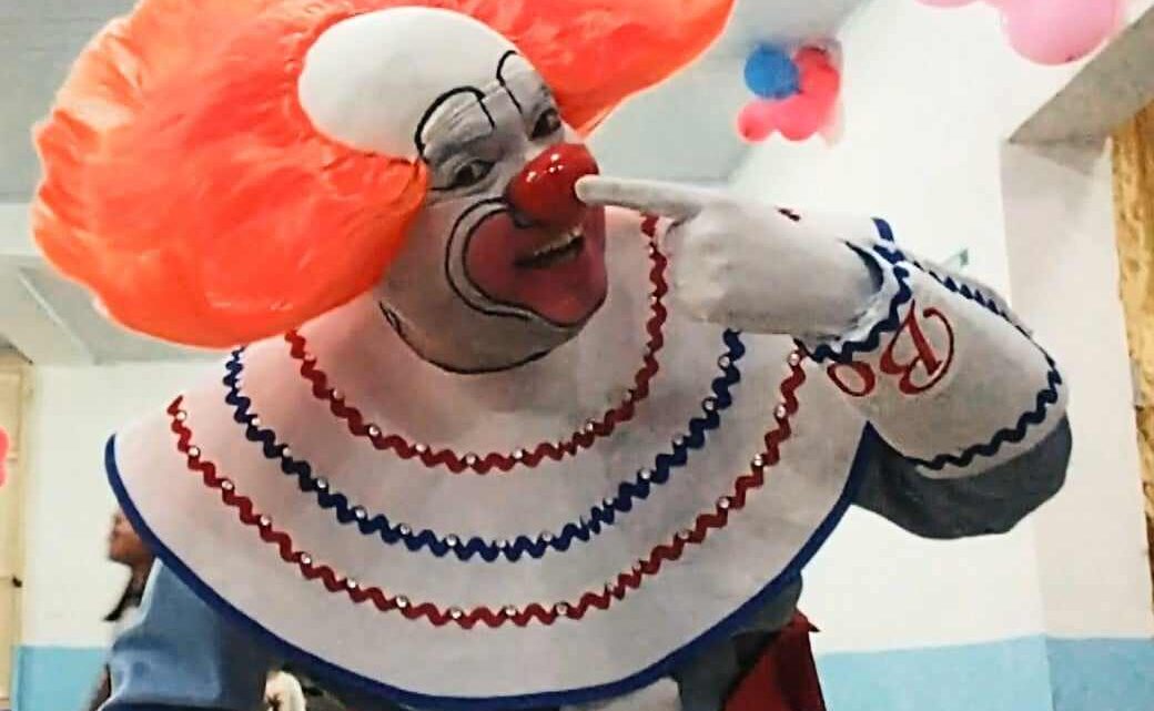 Palhaço Bozo é vestido pelo artista e fã André Luiz Sucesso sob permissão de David Arquette