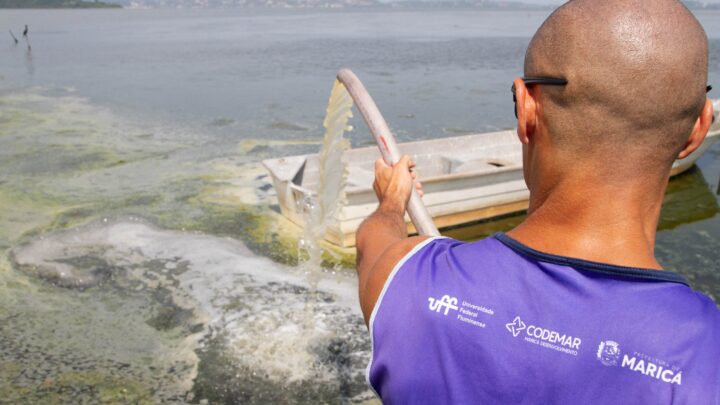 Revitalização das lagoas continua com aplicação de produtos em 14 pontos estratégicos