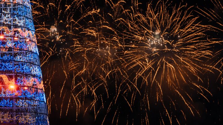 Moradores e turistas celebram a chegada de 2024 em Maricá