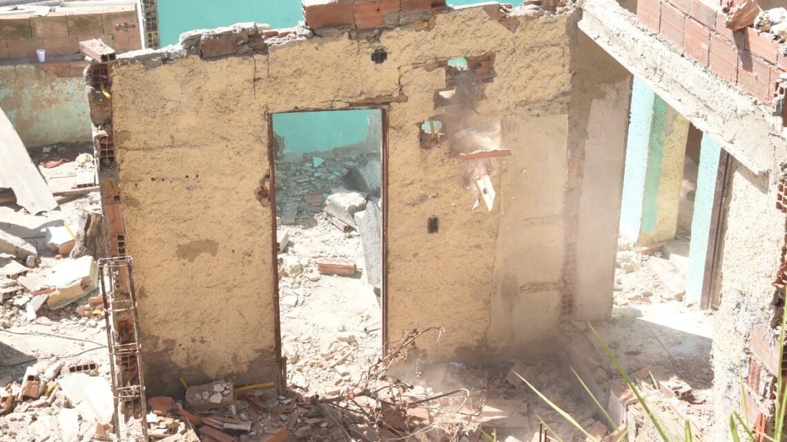 Gated demole três casas no Boqueirão por oferecer risco de deslizamento