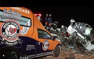 Acidente entre ônibus e caminhão deixa pelo menos 24 mortos e seis feridos na Bahia