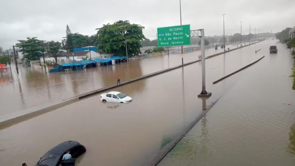 Chuvas no RJ deixam nove mortos e um desaparecido, alagam hospital e fecham Avenida Brasil
