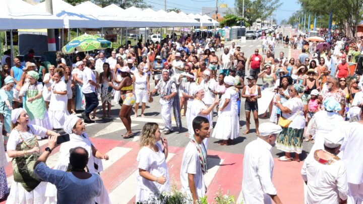 Festival Yemanjá reúne devotos de matriz africana em Itaipuaçu