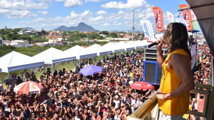 Público comparece em peso nas ruas e prestigia o terceiro dia do Maricarnaval 2024