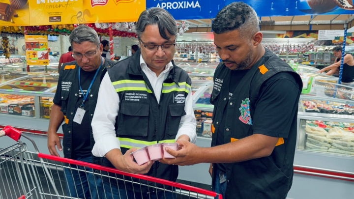 Operação apreende alimentos vencidos e mofados em supermercados na Grande Vitória