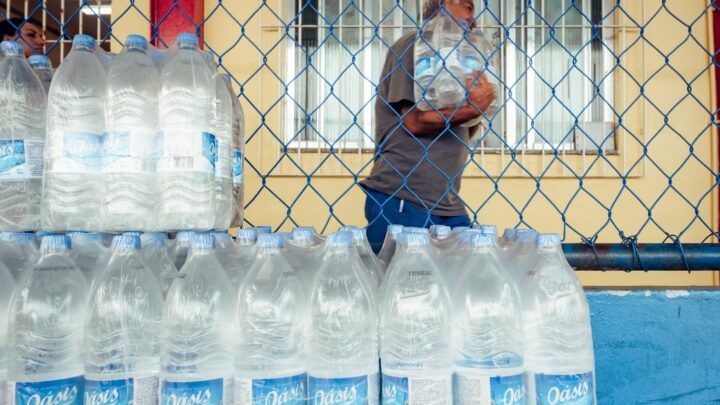 Assistência Social distribui água mineral para população de Itaipuaçu e Inoã
