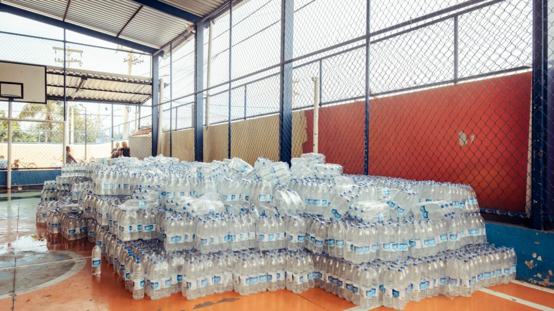 Adiada distribuição de água mineral em escola municipal de Itaipuaçu