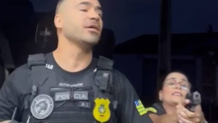 Policiais invadem casa por engano e apontam arma para moradora; vídeo
