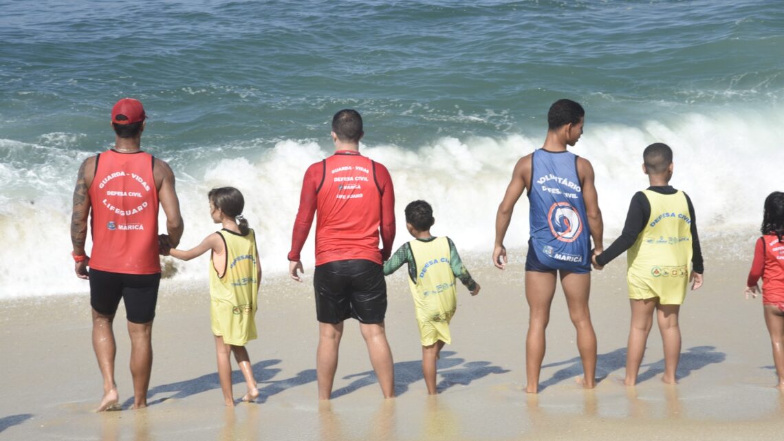 Marola Certa reúne 150 crianças e adolescentes na praia de Itaipuaçu