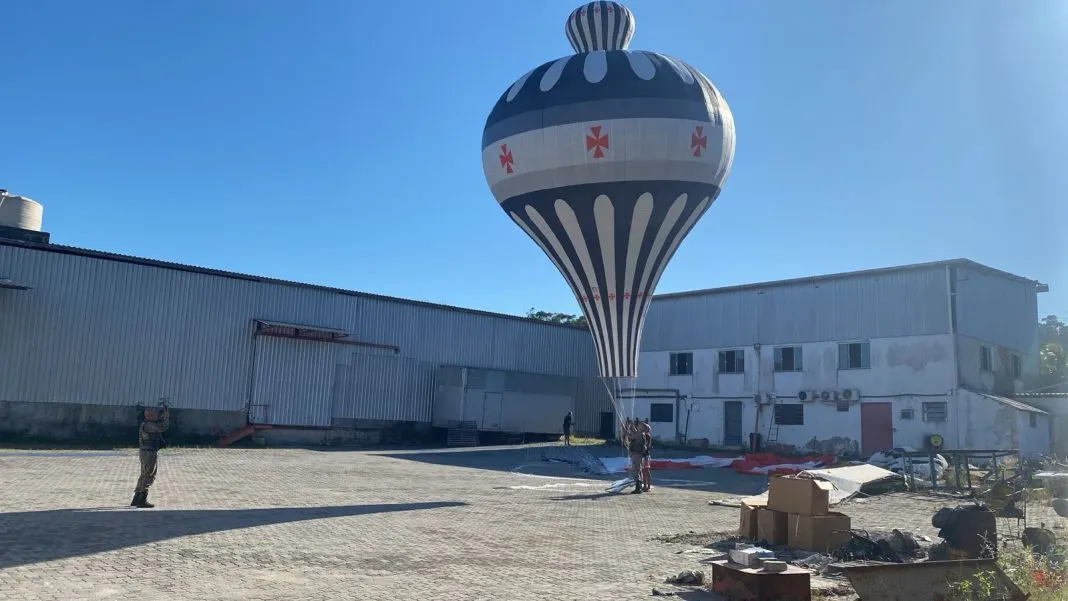 Polícia apreende balão de mais de 10 metros em Maricá