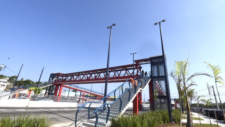 Primeira passarela com elevador de Maricá é inaugurada
