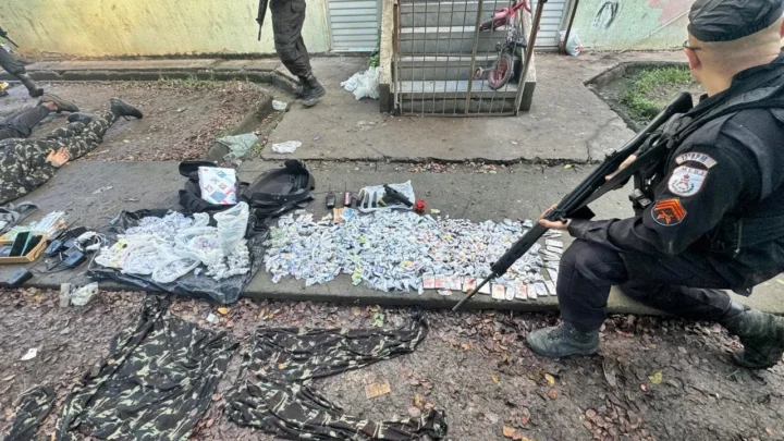 Operação da PM prende três e apreende drogas e arma no MCMV