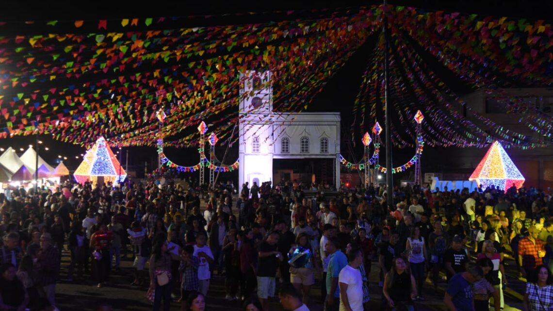 Arraiá de Maricá iniciou em Itaipuaçu com shows e quadrilha profissional