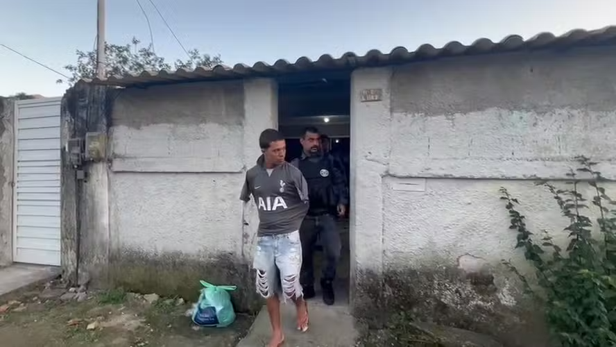 Policiais militares são suspeitos de ligação com matadores de aluguel que agem para o jogo do bicho; dois PMs e um oficial da Marinha estão presos