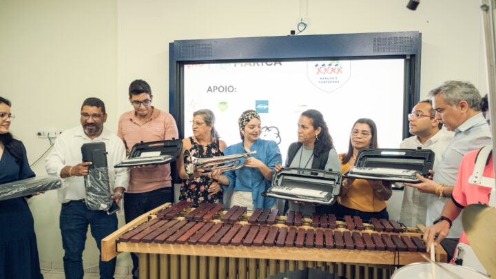 Prefeitura realiza a entrega de instrumentos musicais a diretores de cinco escolas municipais